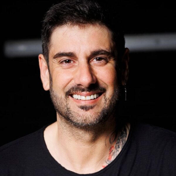 Melendi vuelve a la Argentina con su gira 20 años y agota el Arena