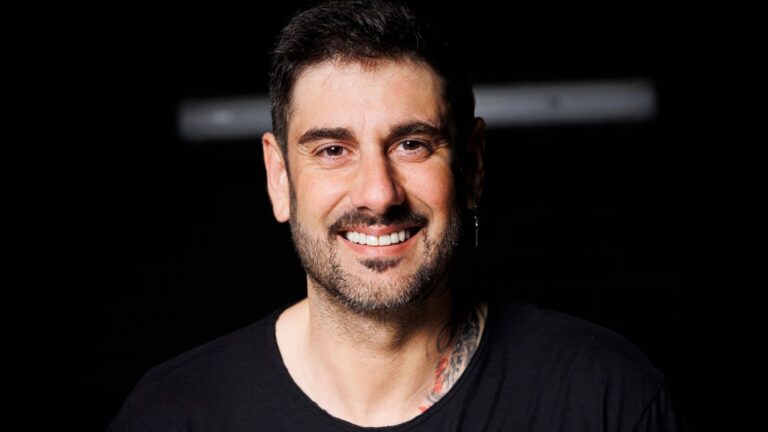 Melendi vuelve a la Argentina con su gira 20 años y agota el Arena
